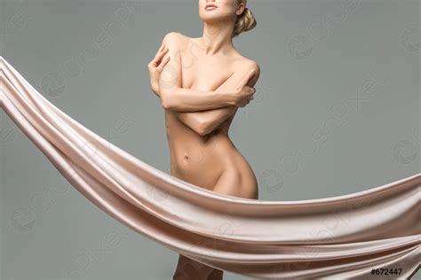 Hermosa Mujer Desnuda Con Telas De Seda Que Cubren La Foto De Stock