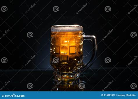 Vidro Congelado De Cerveja Leve Isolado Em Fundo Preto Imagem De Stock