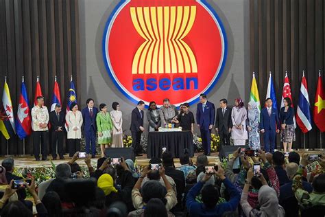 Hut Asean Ke Menko Airlangga Luncurkan Batik Persembahan Indonesia