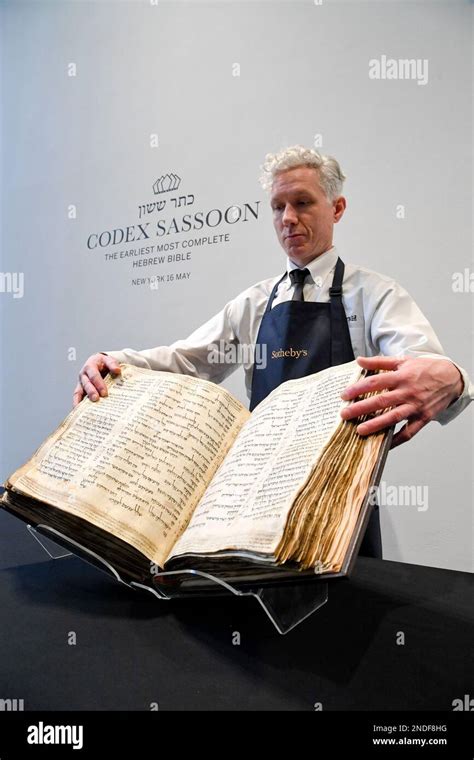 Il Codex Sassoon Presentato Prima Dell Asta Da Sotheby S A New York