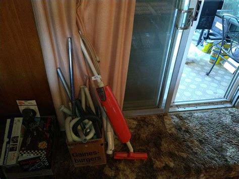 Hoover Vacuum w/Accessories - Assiter Auctioneers