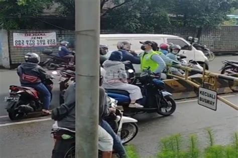 Pengendara Motor Arogan Paksa Terobos Jalur Transjakarta Di Daan Mogot