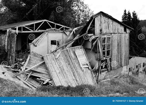 Casa De Madeira Destruída No Campo Imagem de Stock Imagem de paisagem