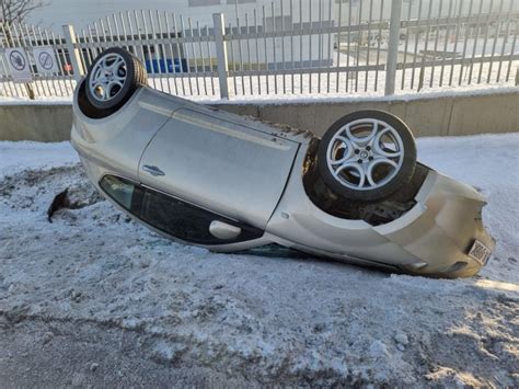 Auto dachowało pod Wrocławiem Kierowca zostawił pojazd w rowie