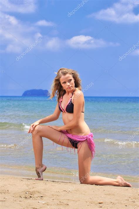 Sexy Modelo De Bikini Divertirse Fotograf A De Stock Netfalls Depositphotos