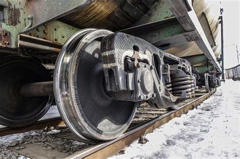 Closeup Roda Kereta Api Tampilan Bawah Musim Dingin Foto Stok Unduh