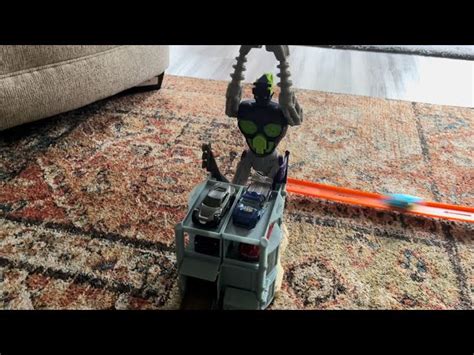 Hot Wheels Trick Tracks Bionic Battle