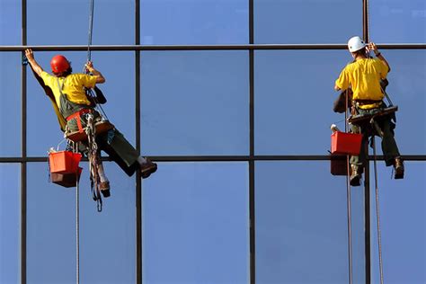 LIMPIEZA DE VIDRIOS EN ALTURA Grupo Wipp Limpieza Industrial