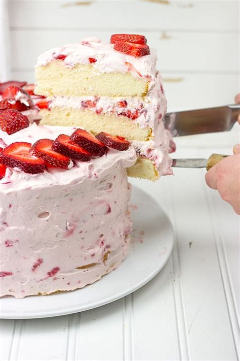 20+ Fresh Strawberry Filled Cake | HamidHamayel