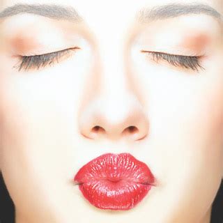 All About Fashion: Kissing Benefits On Lips