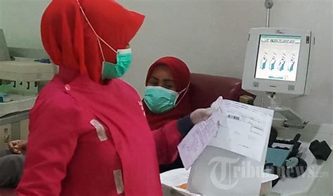 Donor Darah Plasma Konvalesen Di Pmi Kota Tangerang Foto