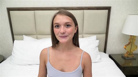 Pequeña chica de años chupa la polla y arroja ensalada XVIDEOS