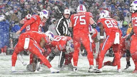 Snowballs Impact Bills Dolphins Nfl Game As Fans Pelt Players