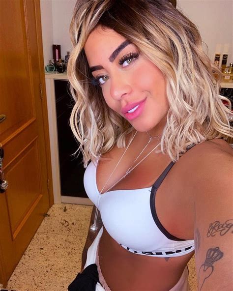 Rafaella Santos Ostenta Decote Ao Posar De Top Celebridades Vogue