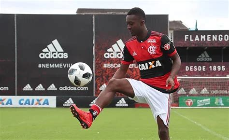 Ex Atacante Do Flamengo Fecha Clube Da Europa