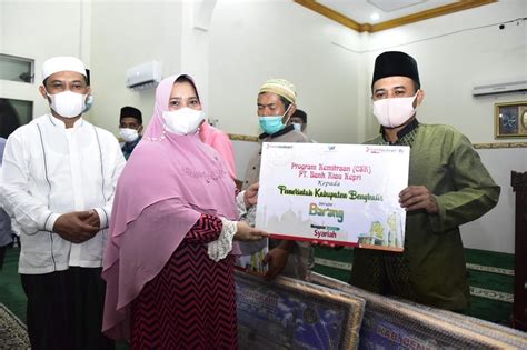 Dalam Safari Ramadannya Bupati Kasmarni Serahkan Bantuan Ke Masjid