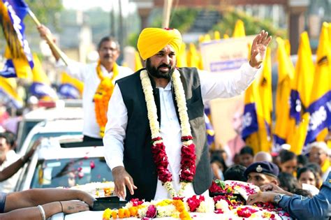 Surat Punjab Cm And Aap Leader Bhagwant Mann During A Roadshow