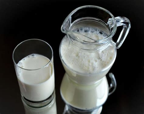 Skim Milk Vs Whole Milk Whats The Difference Diffen Food