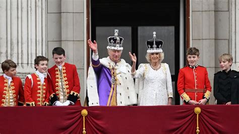 Desde el Palacio de Buckingham los monarcas Carlos III y Camila envían