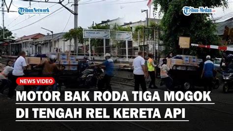 Motor Bak Roda Tiga Mogok Di Rel Kereta Api Warga Panik Saat Kereta