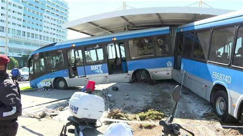 Nibus Invade Esta O Do Brt Na Barra Da Tijuca Passageiros Se