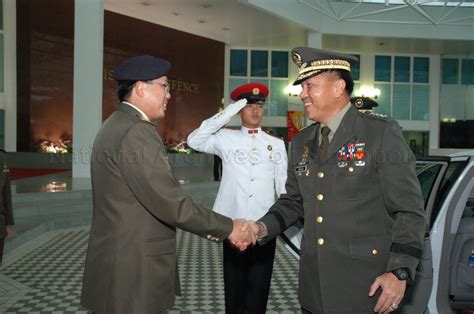 Philippine Defence Chief Makes Introductory Visit