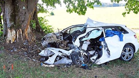 Frontalcrash mit Bäumen Münchner 20 stirbt bei Verkehrsunfall