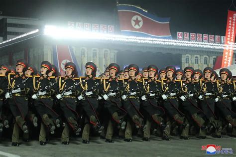 平壌の金日成広場で行われた朝鮮人民軍創建75周年：北朝鮮の軍事力 写真特集：時事ドットコム