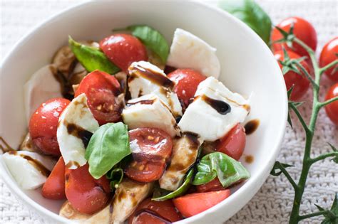 Köstlicher Low Carb Büffelmozzarella Tomaten Salat