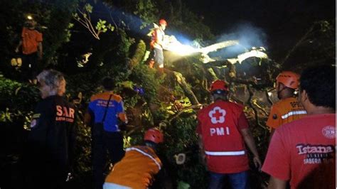 Akibat Pohon Tumbang Arus Lalu Lintas Di Pekalongan Macet Kilometer