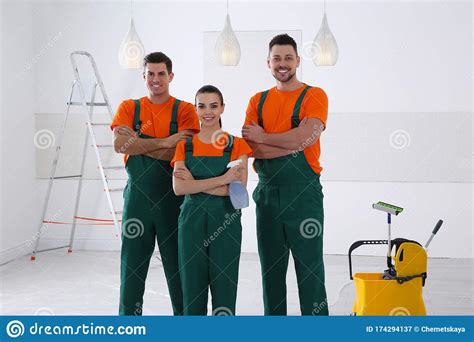 Equipo De Conserjes Profesionales En Uniforme Servicio De Limpieza