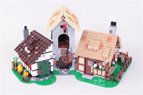 Before you buy: LEGO Icons 10332 Medieval Town Square