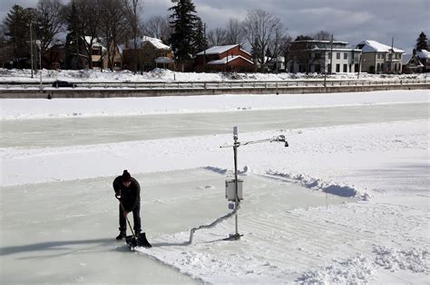 Au Canada La Plus Grande Patinoire Du Monde Reste Ferm E Faute De Glace