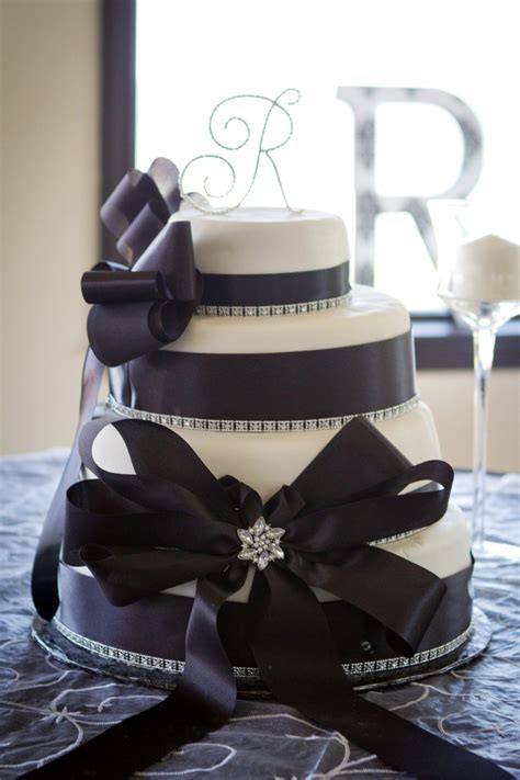 Black and White Cake | Black and white wedding cake, Black white cakes, White cakes