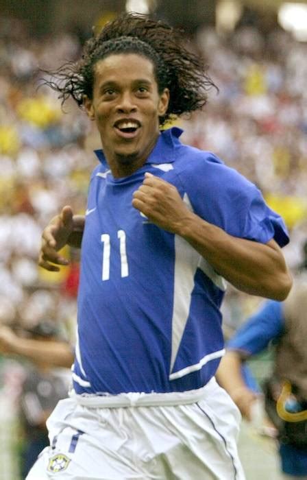 Ronaldinho Completa 37 Anos Confira 37 Fotos Marcantes Da Carreira Do