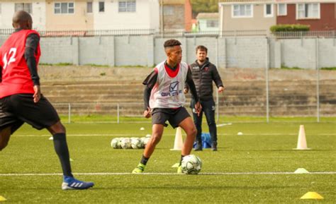 Desarrollando habilidades futbolísticas Recibir Fútbol Education