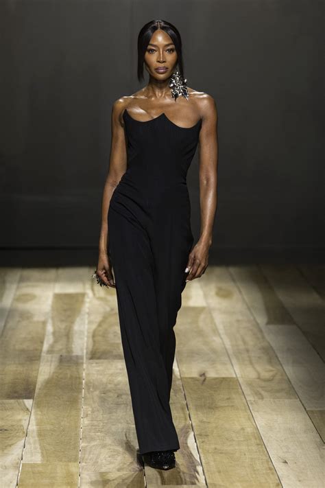 Naomi Campbell sfila per Alexander McQueen: è una Venere in abito ...
