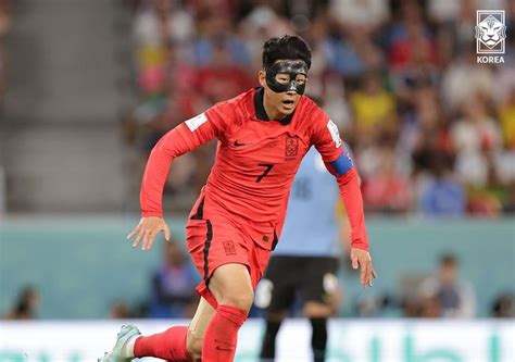 Kenapa Son Heung Min Memakai Topeng Saat Melawan Uruguay Ini Alasannya