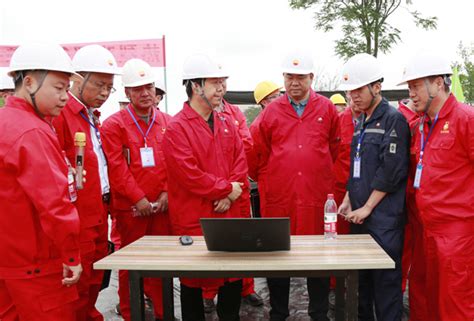 长庆油田首台山地自动化修井机在合水油田投入使用 液压汇