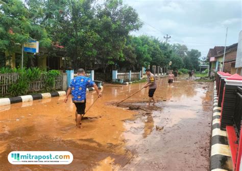 Banjir Di Wedarijaksa Mulai Surut Polisi Bersama Warga Gotong Royong