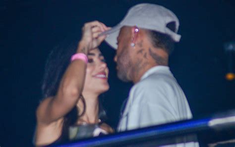 Neymar e Bruna Biancardi são flagrados aos beijos no show do Thiaguinho