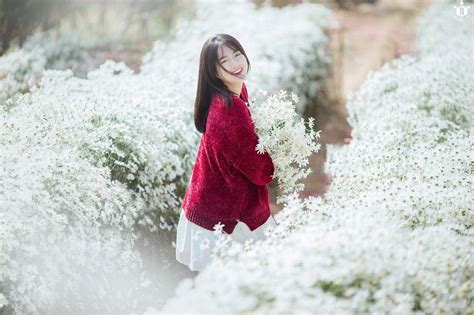 Hot girl Reuters Kiều Trinh lại gây thương nhớ với bộ ảnh bên cúc họa mi Báo Dân trí