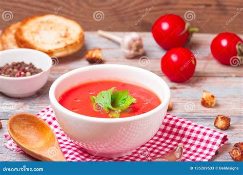 Sopa De Tomate Numa Tigela Branca Sopa Tradicional De Gasoso Vermelho