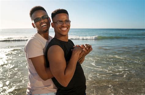 Casal gay masculino na praia Foto Grátis