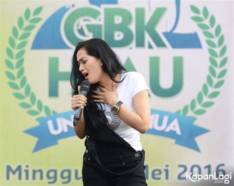 9 Hot Sexy Tiara Dewi Bikini Pics