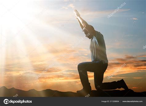 Picture Of Someone Praying On Their Knees Feliz Ideias