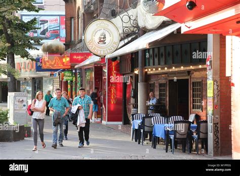 HAMBURG, GERMANY - AUGUST 28, 2014: Entertainment district at Reeperbahn in St. Pauli, Hamburg ...