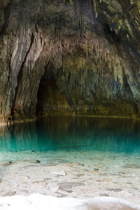 Toma Vertical De Una Cueva Profunda Con Un Estanque De Agua Natural En