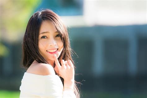 K Asian Bokeh Brown Haired Glance Smile Hands Hd Wallpaper