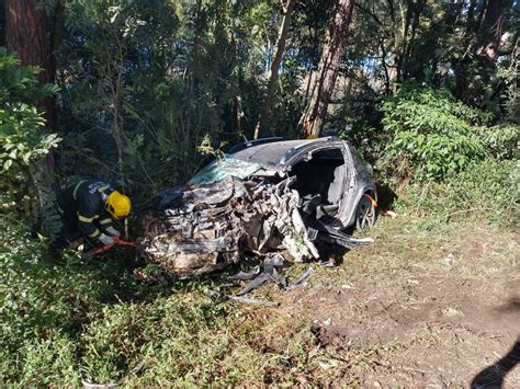 Motorista Fica Preso S Ferragens Ap S Colis O Carreta Na Br